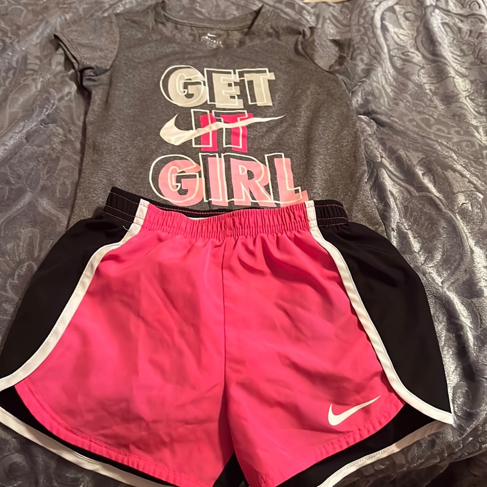 Size 5-6 years Nike 2 piece Short set